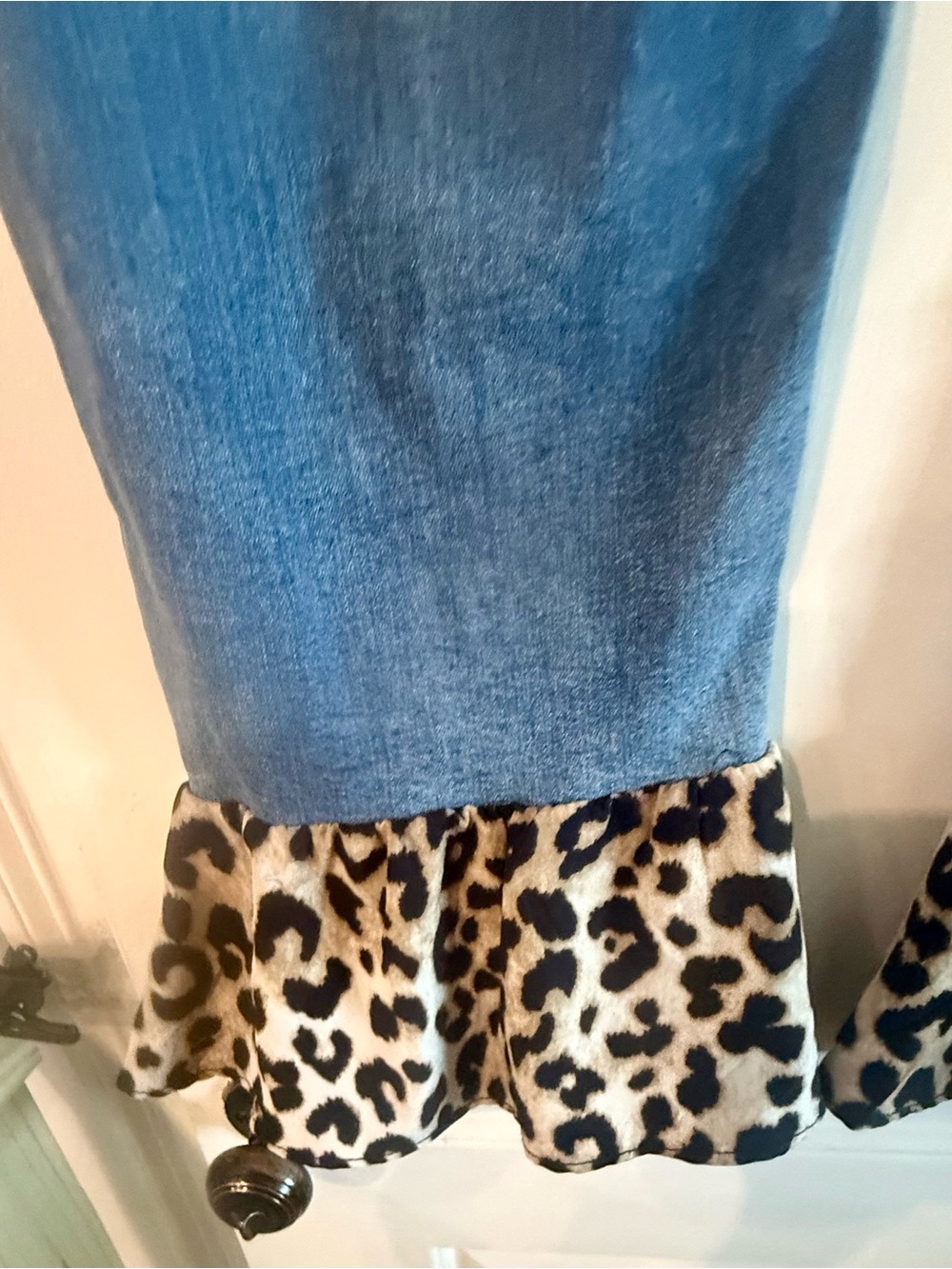 EST. 1946 High-Rise Denim Jeans with Leopard Ruffle Hem Size 16 - Picture 2 of 4